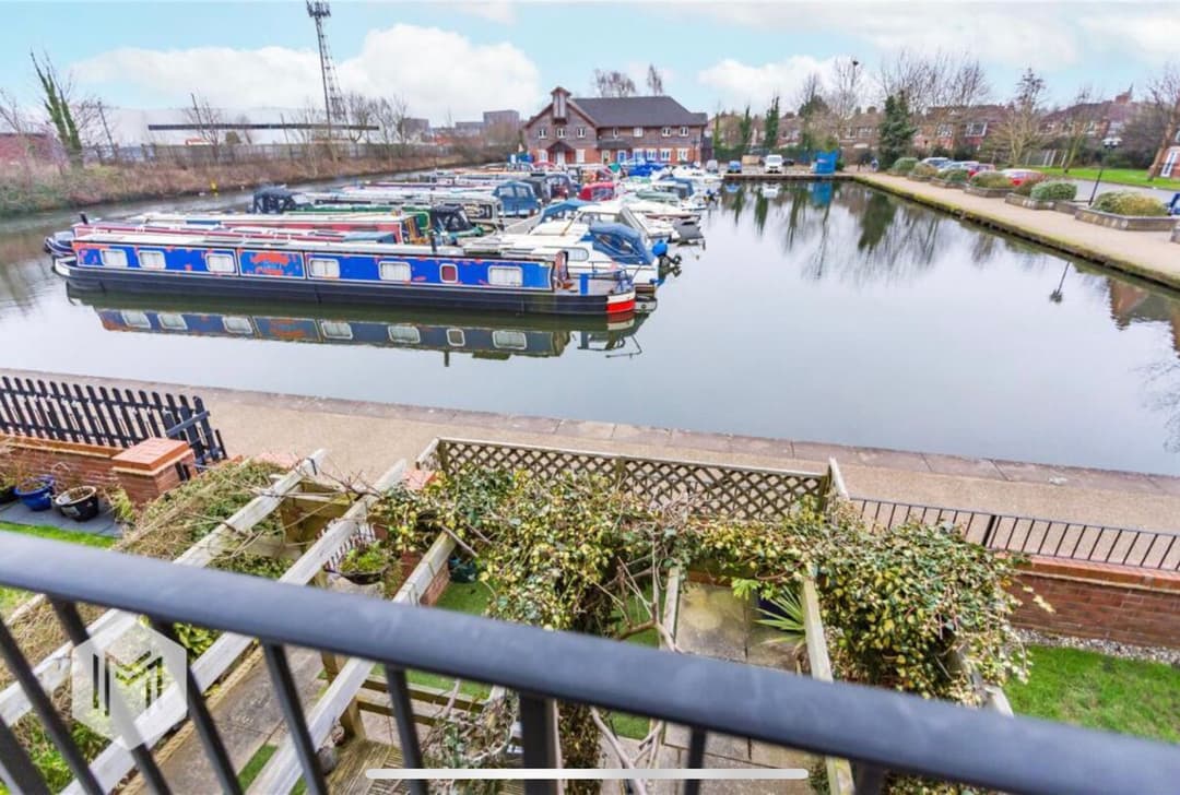 Stylish 4BR  Stretford Waterside Stay in M32 - View 19