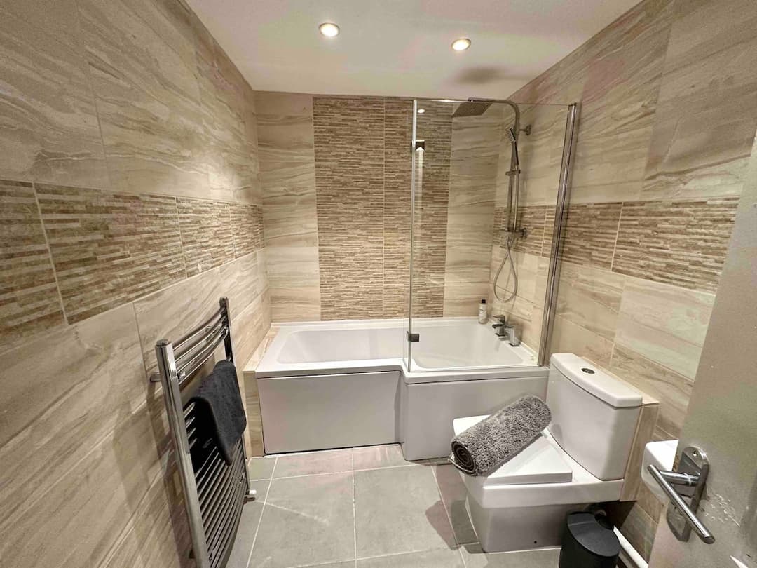 Stylish 4BR  Stretford Waterside Stay in M32 - View 20
