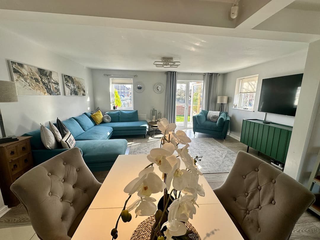 Stylish 4BR  Stretford Waterside Stay in M32 - View 21