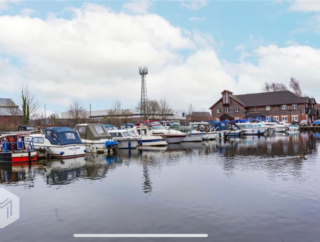 Stylish 4BR  Stretford Waterside Stay in M32 - View 24