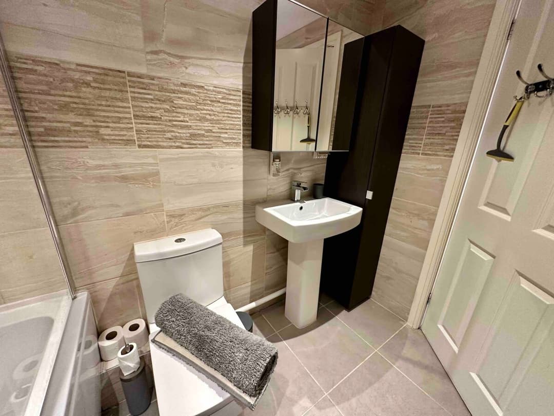 Stylish 4BR  Stretford Waterside Stay in M32 - View 25