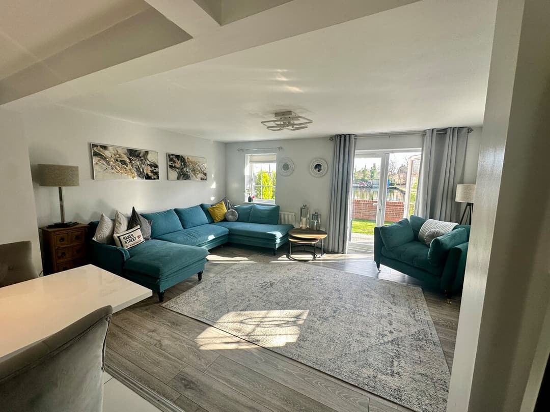 Stylish 4BR  Stretford Waterside Stay in M32 - View 27
