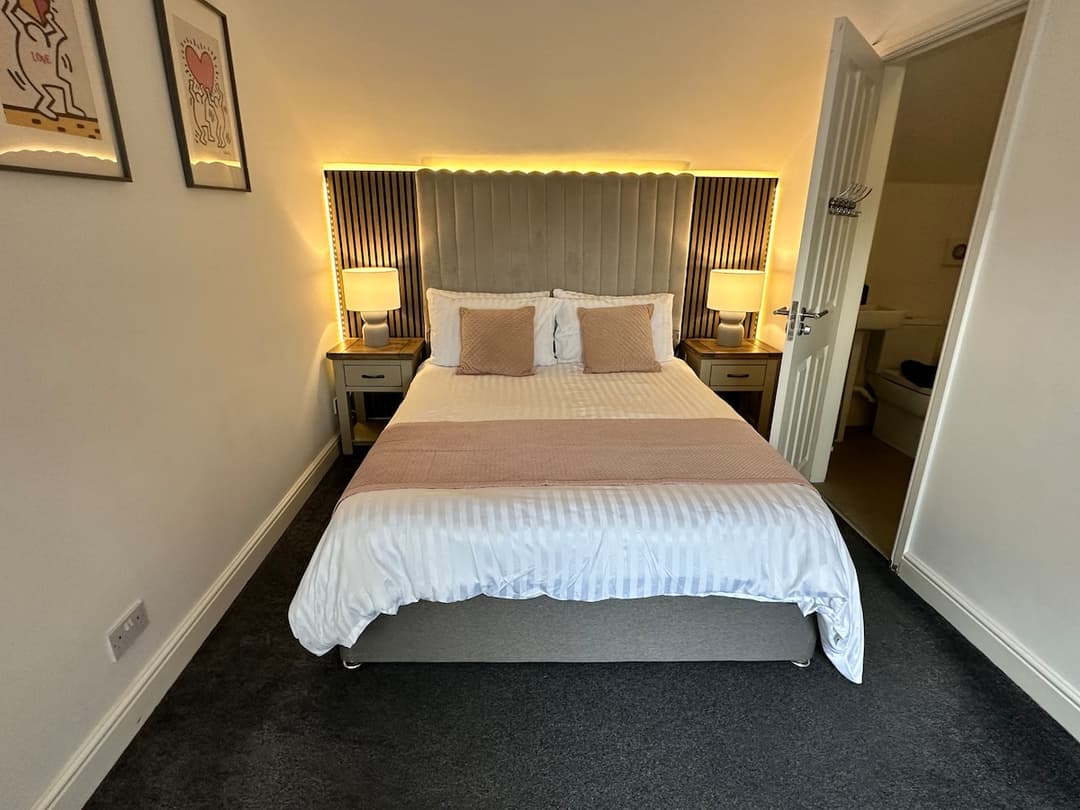 Stylish 4BR  Stretford Waterside Stay in M32 - View 31