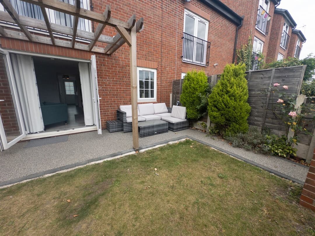 Stylish 4BR  Stretford Waterside Stay in M32 - View 38