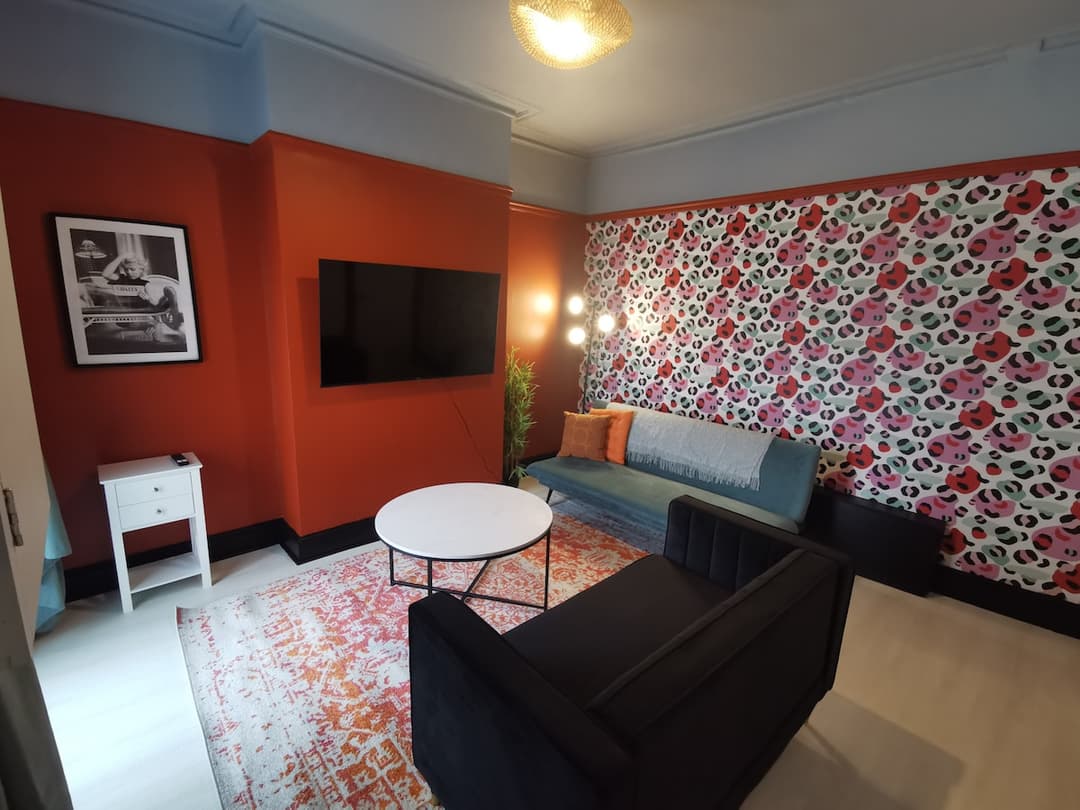 Large 5 Bedroom Contractor House - 9 Beds + Free Parking + Wifi - View 1