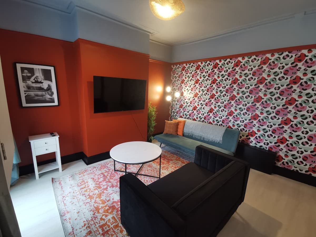 Large 5 Bedroom Contractor House - 9 Beds + Free Parking + Wifi