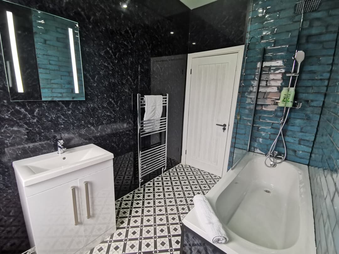 Large 5 Bedroom Contractor House - 9 Beds + Free Parking + Wifi - View 2