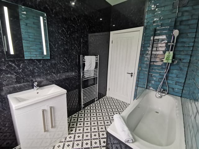 Large 5 Bedroom Contractor House - 9 Beds + Free Parking + Wifi - View 1