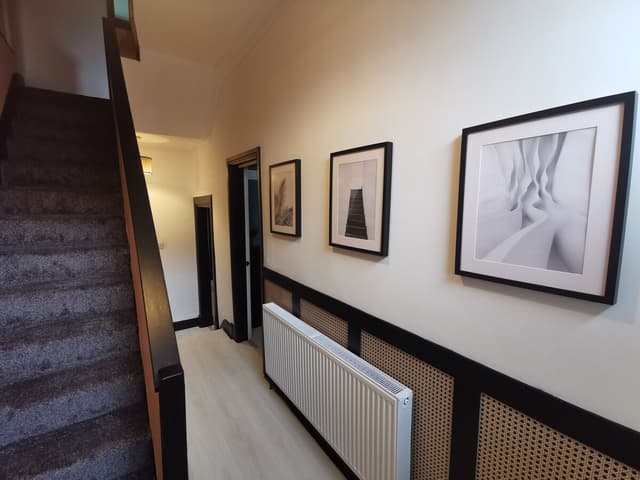Large 5 Bedroom Contractor House - 9 Beds + Free Parking + Wifi - View 2
