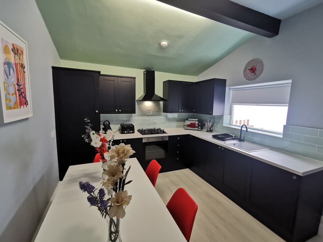 Large 5 Bedroom Contractor House - 9 Beds + Free Parking + Wifi - View 4
