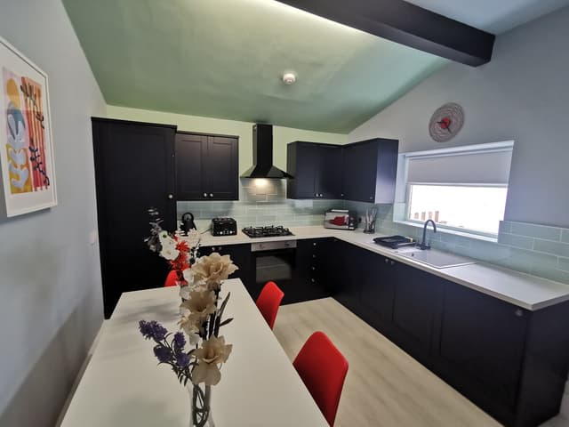 Large 5 Bedroom Contractor House - 9 Beds + Free Parking + Wifi - View 3