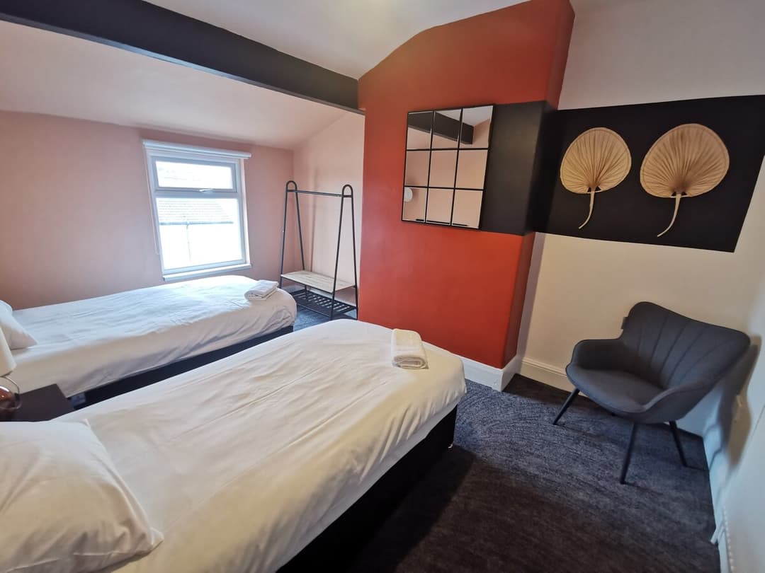 Large 5 Bedroom Contractor House - 9 Beds + Free Parking + Wifi - View 5