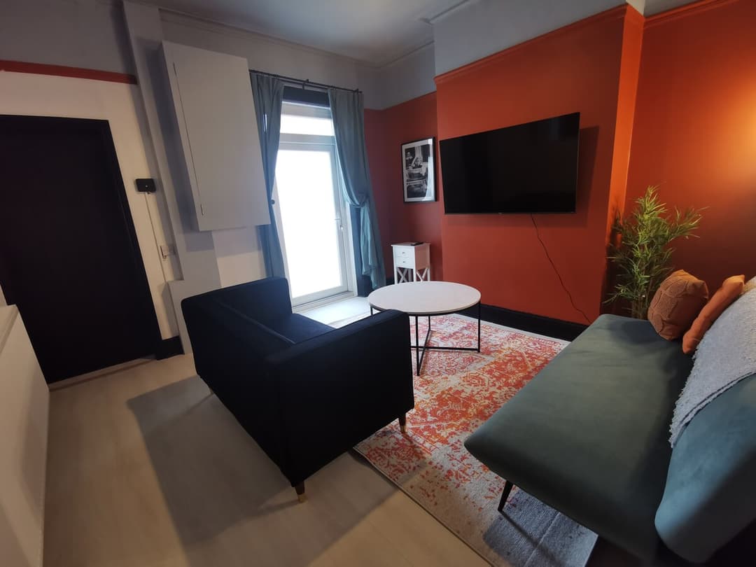 Large 5 Bedroom Contractor House - 9 Beds + Free Parking + Wifi - View 6