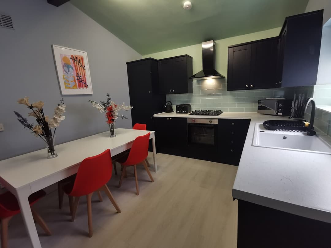 Large 5 Bedroom Contractor House - 9 Beds + Free Parking + Wifi - View 7