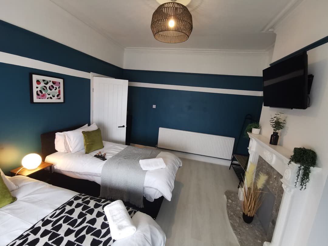 Large 5 Bedroom Contractor House - 9 Beds + Free Parking + Wifi - View 8