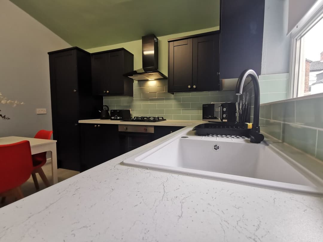 Large 5 Bedroom Contractor House - 9 Beds + Free Parking + Wifi - View 9