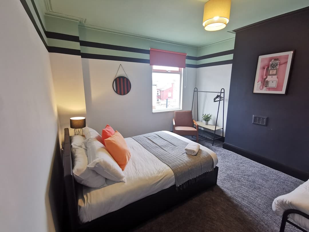 Large 5 Bedroom Contractor House - 9 Beds + Free Parking + Wifi - View 10