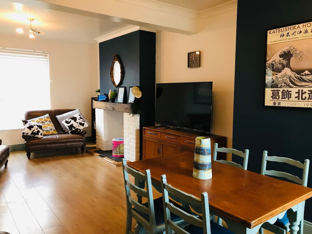 Spacious 3 Bedroom House On A Quiet Side Street 5 Minutes Walk From The Beach 