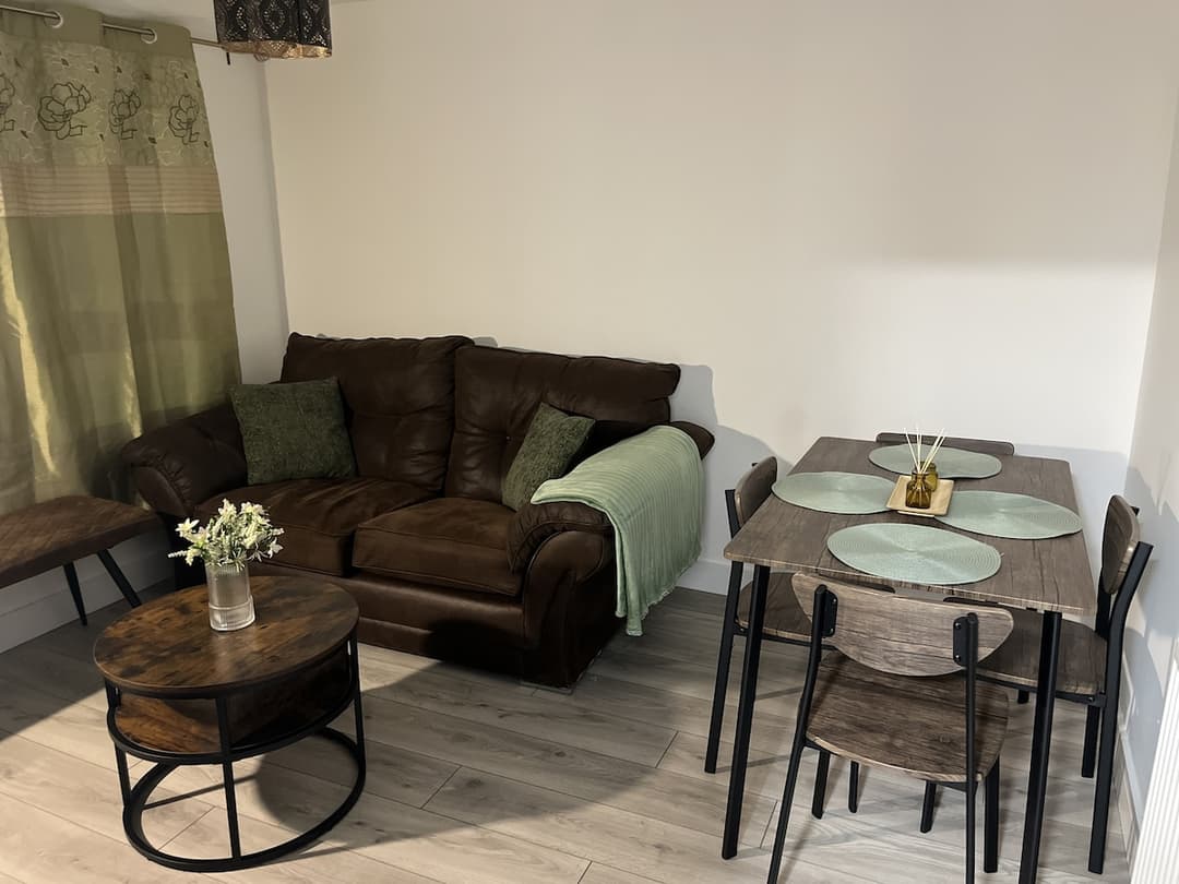 Entire 2 Bedroom Flat Lincoln City Centre - View 5