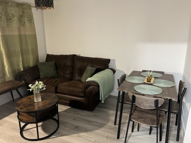 Entire 2 Bedroom Flat Lincoln City Centre - View 4