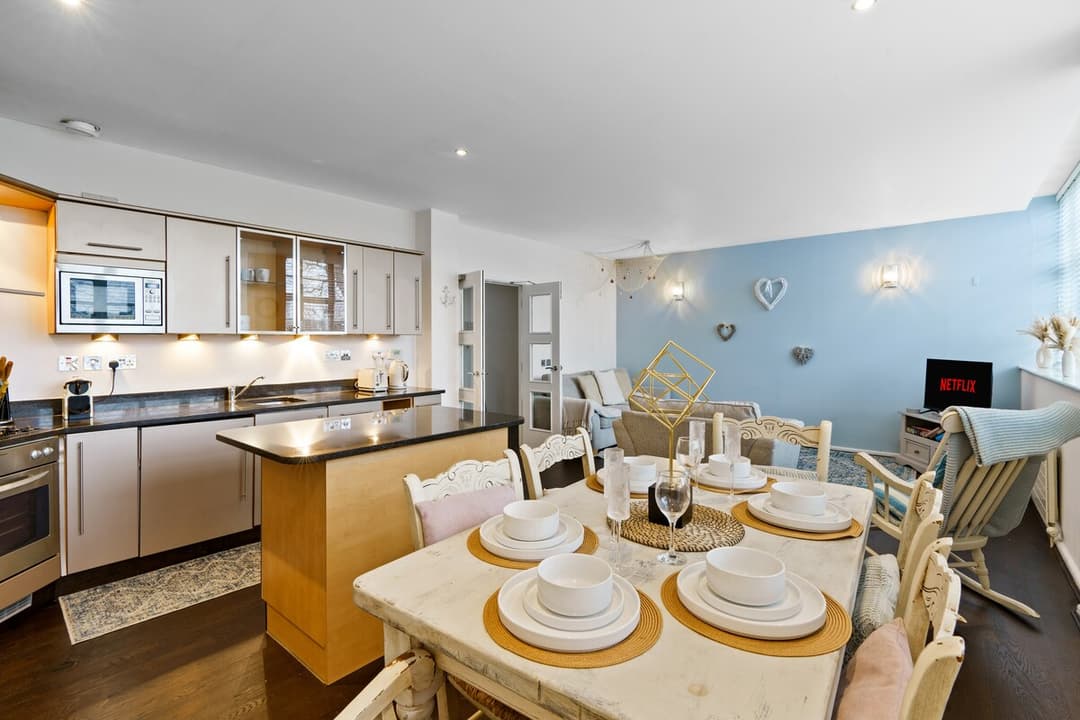 Luxury 2 Bed & 2 Bath | Near Beach & City Centre - View 6