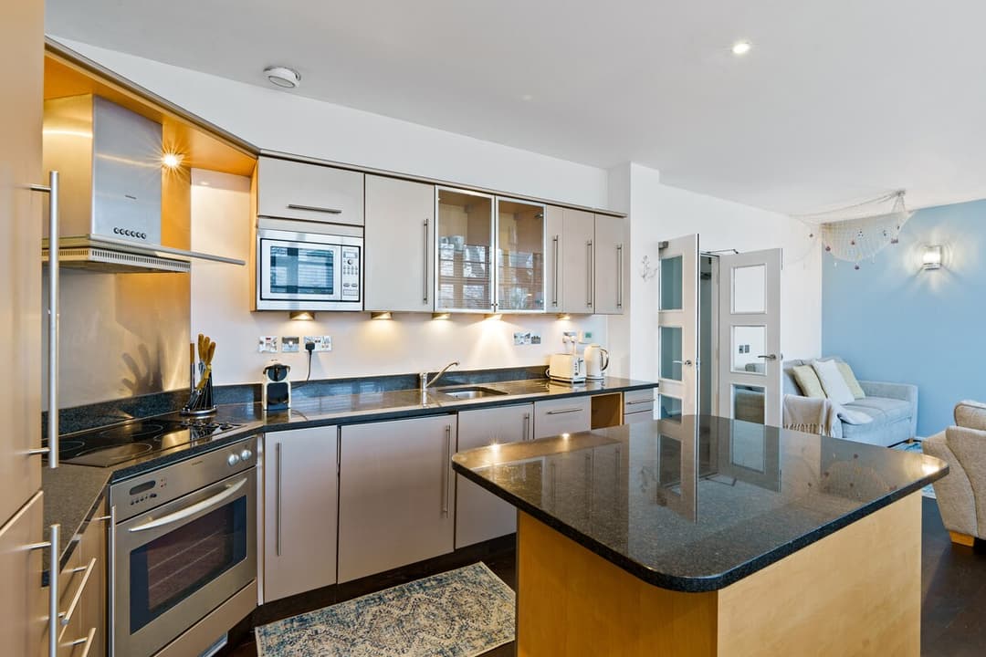Luxury 2 Bed & 2 Bath | Near Beach & City Centre - View 7