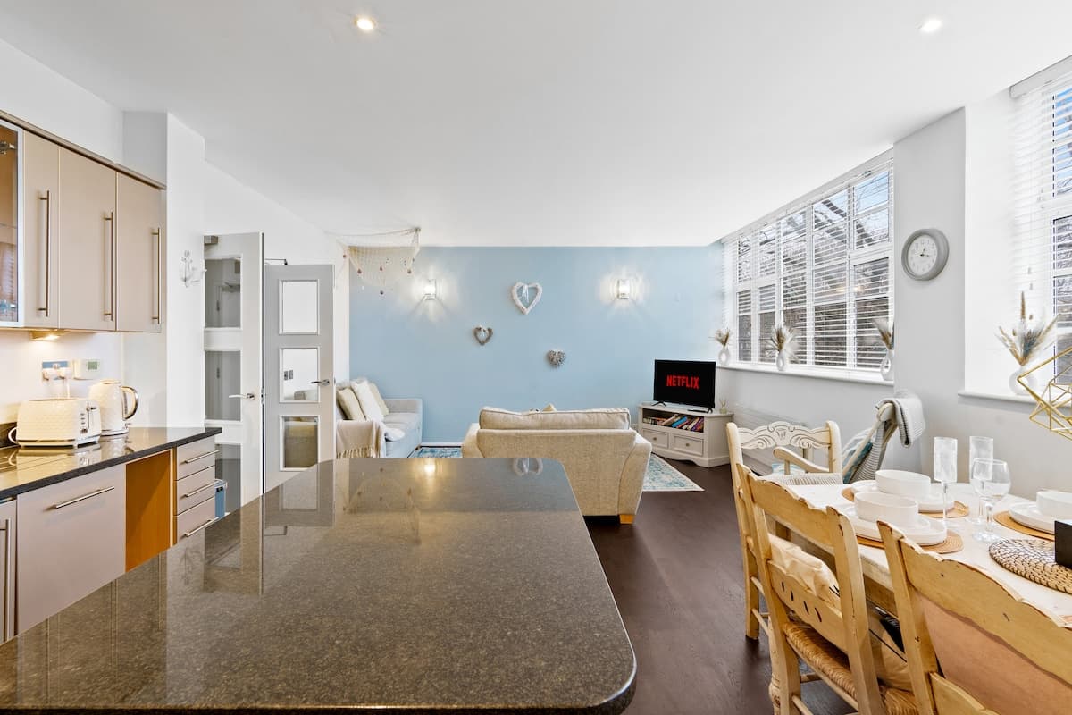Luxury 2 Bed & 2 Bath | Near Beach & City Centre
