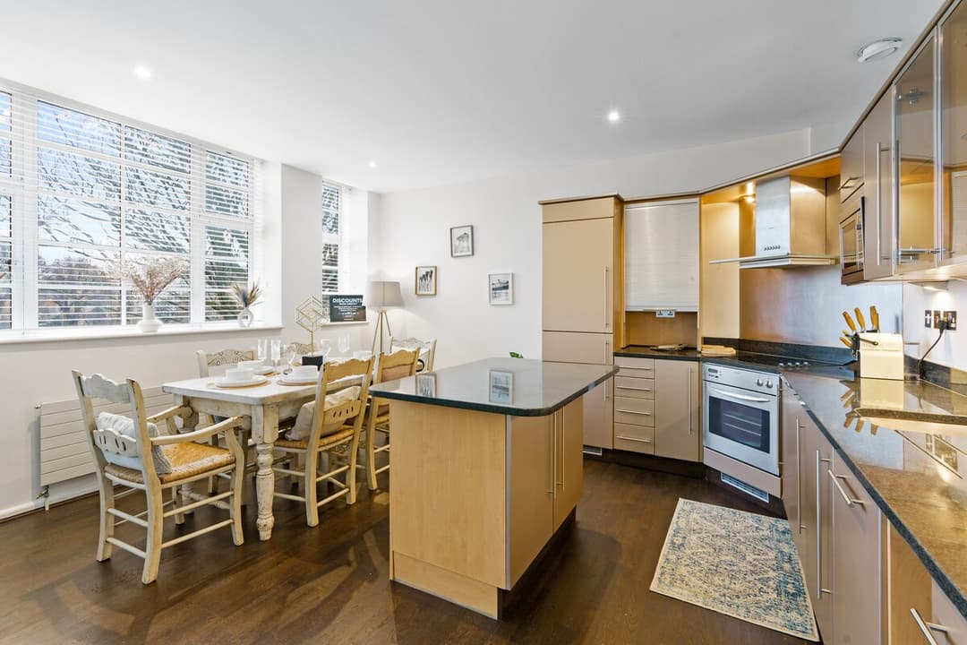 Luxury 2 Bed & 2 Bath | Near Beach & City Centre - View 9