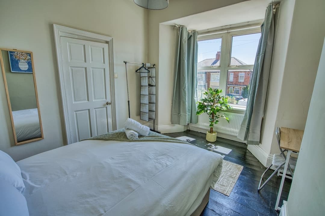 5 Bedroom Home | Durham | Your Home From Home - View 7