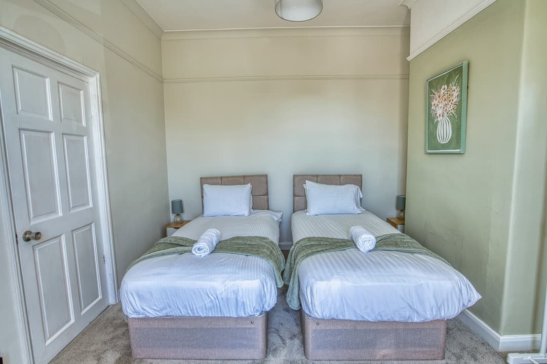 5 Bedroom Home | Durham | Your Home From Home - View 8