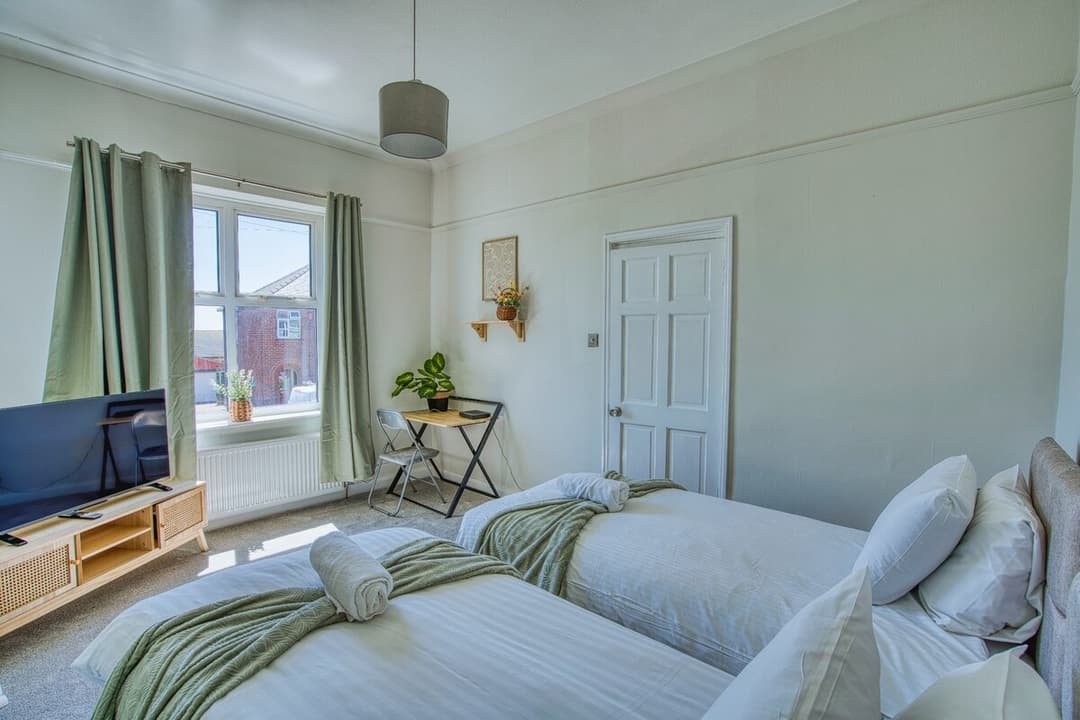 5 Bedroom Home | Durham | Your Home From Home - View 12