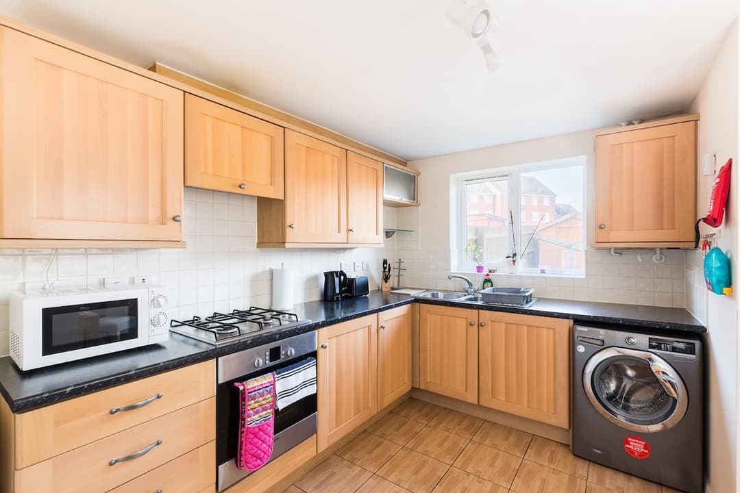 6 bed house with free secure parking & 3 bathrooms - View 2