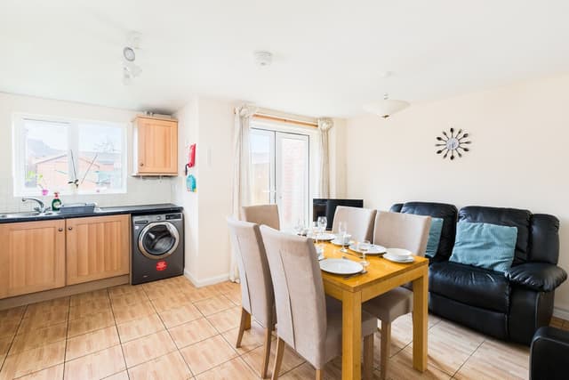 6 bed house with free secure parking & 3 bathrooms - View 2