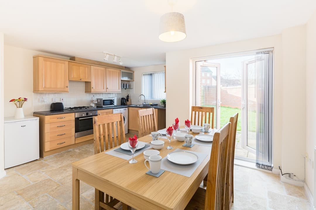 5 bed house with free parking in quiet location - View 3