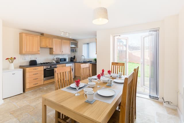 5 bed house with free parking in quiet location - View 2