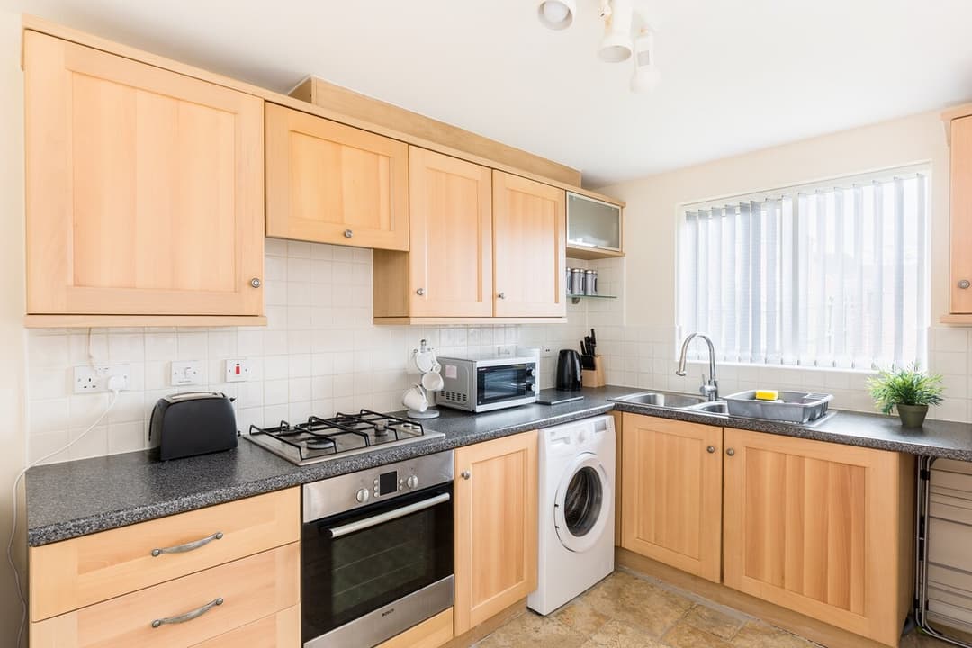 5 bed house with free parking in quiet location - View 6
