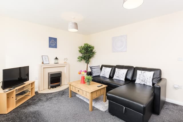 5 bed house with free parking in quiet location - View 3