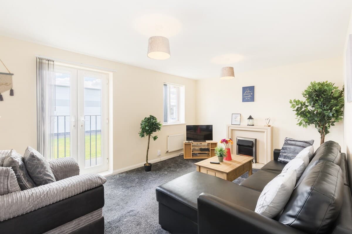 5 bed house with free parking in quiet location