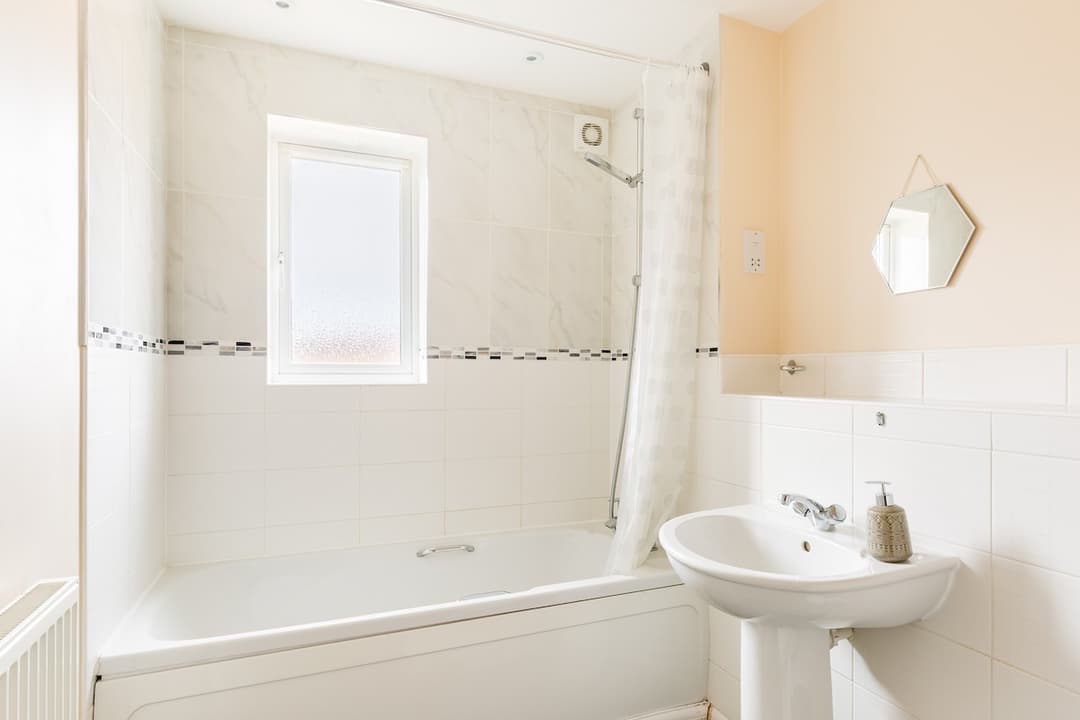 5 bed house with free parking in quiet location - View 9