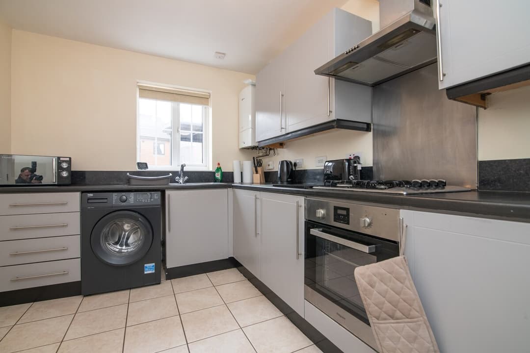 Lovely refurbed 4 bed house in Black Country - View 8