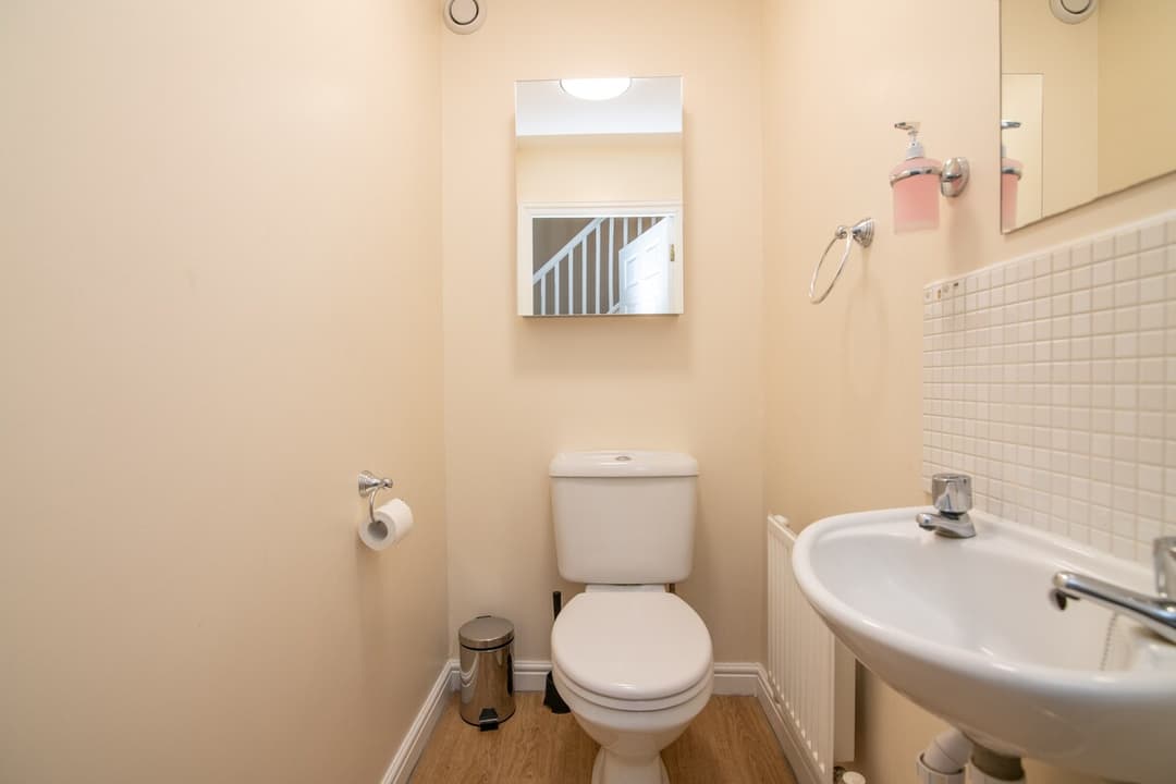 Lovely refurbed 4 bed house in Black Country - View 10