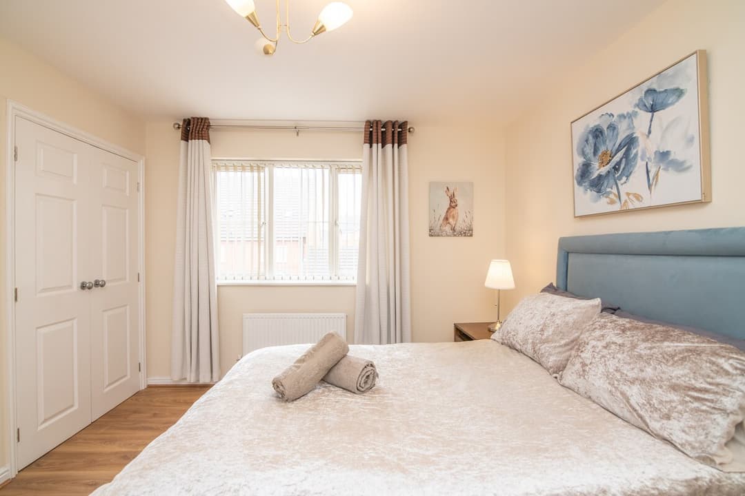Lovely refurbed 4 bed house in Black Country - View 11
