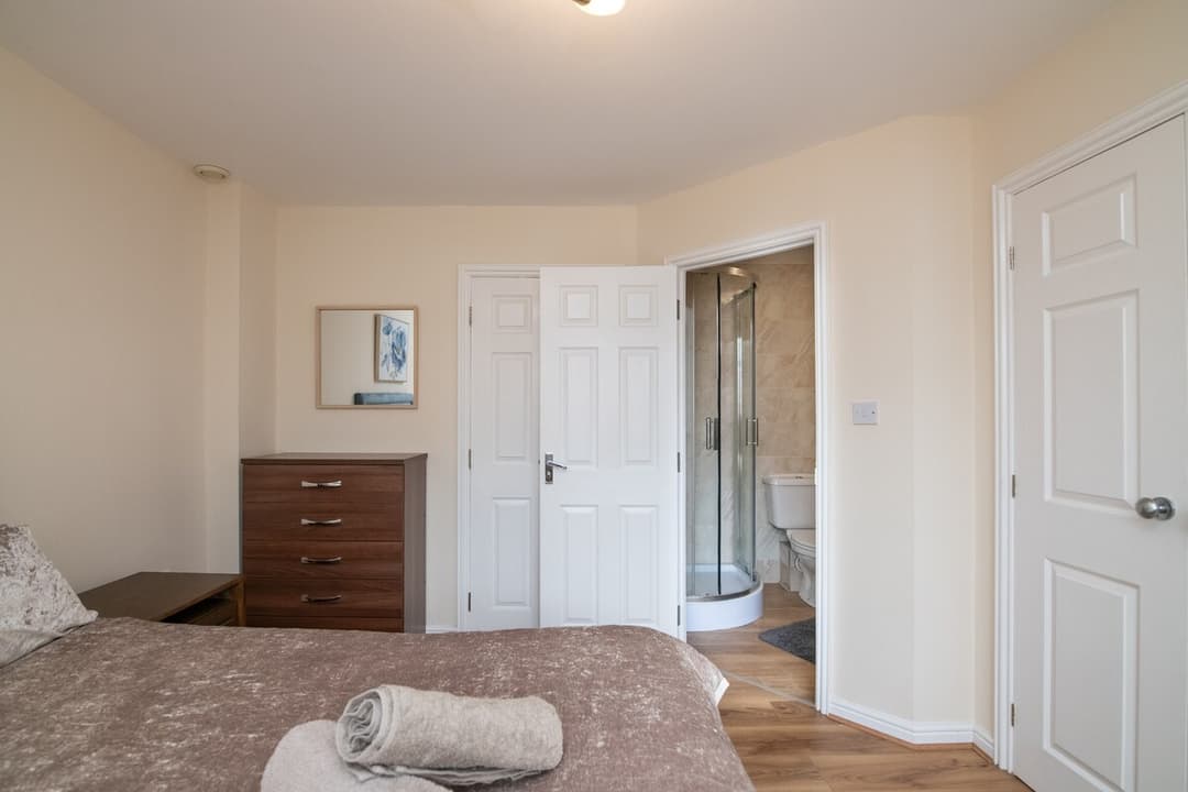 Lovely refurbed 4 bed house in Black Country - View 12