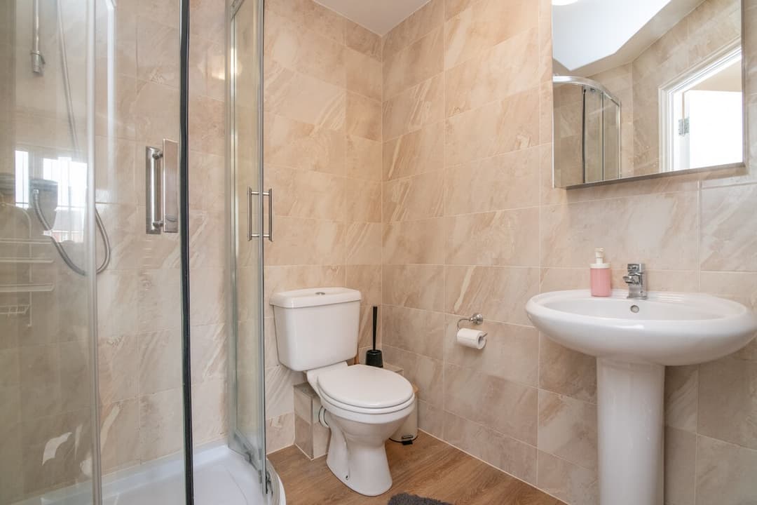 Lovely refurbed 4 bed house in Black Country - View 14