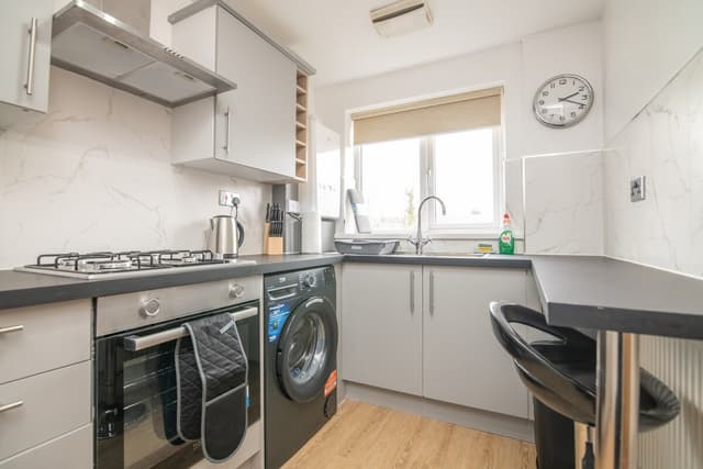 Luxury Apt with 2 bathrooms n Free Parking - View 1