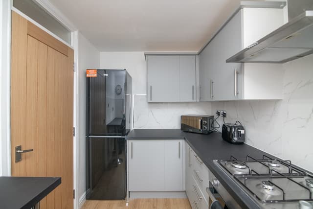 Luxury Apt with 2 bathrooms n Free Parking - View 2