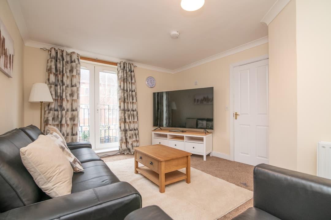 Newly refurbed 5 bed house with Free Parking - View 1