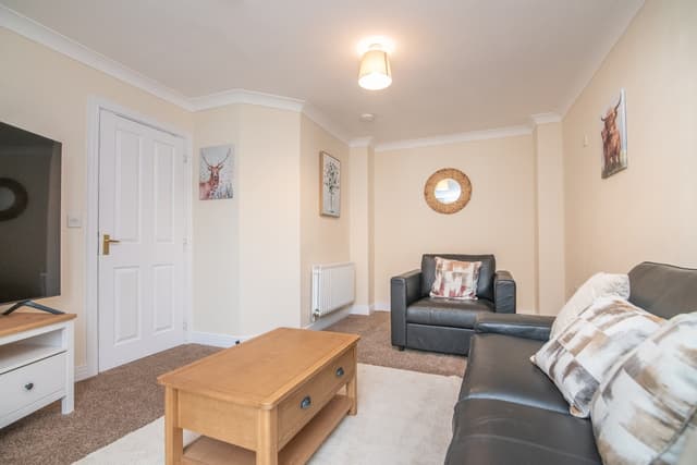 Newly refurbed 5 bed house with Free Parking - View 1