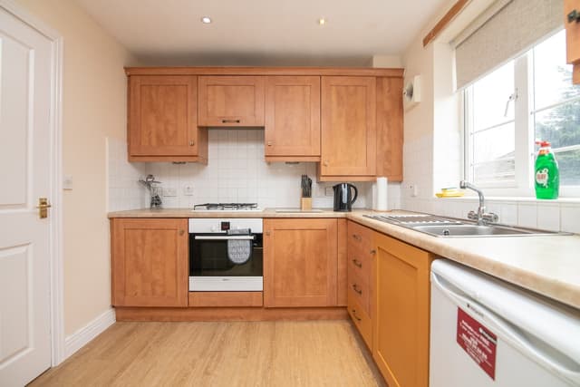 Newly refurbed 5 bed house with Free Parking - View 2