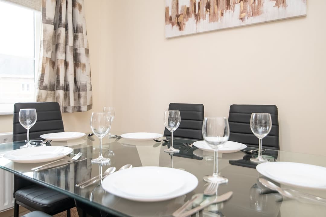 Newly refurbed 5 bed house with Free Parking - View 4